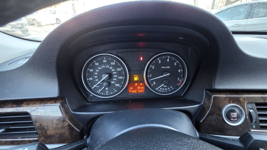 2011 BMW 3 Series Image 17