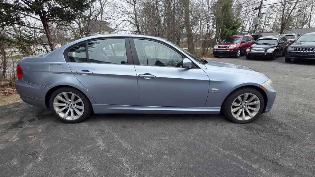 2011 BMW 3 Series Image 2