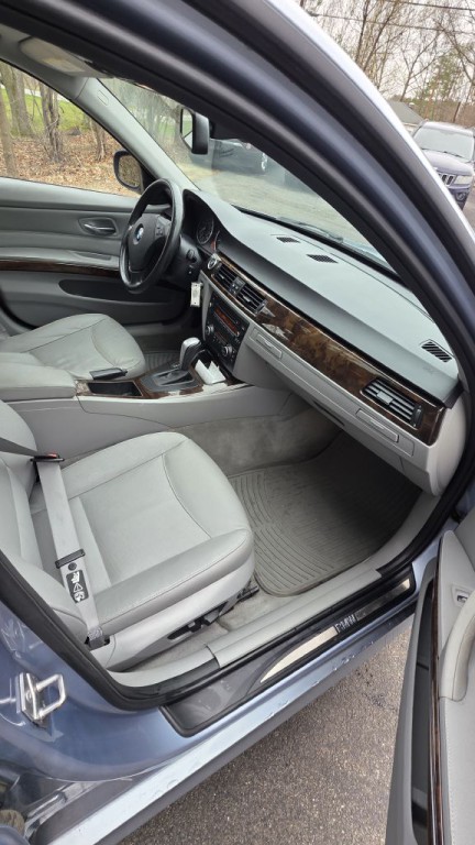 2011 BMW 3 Series Image 11