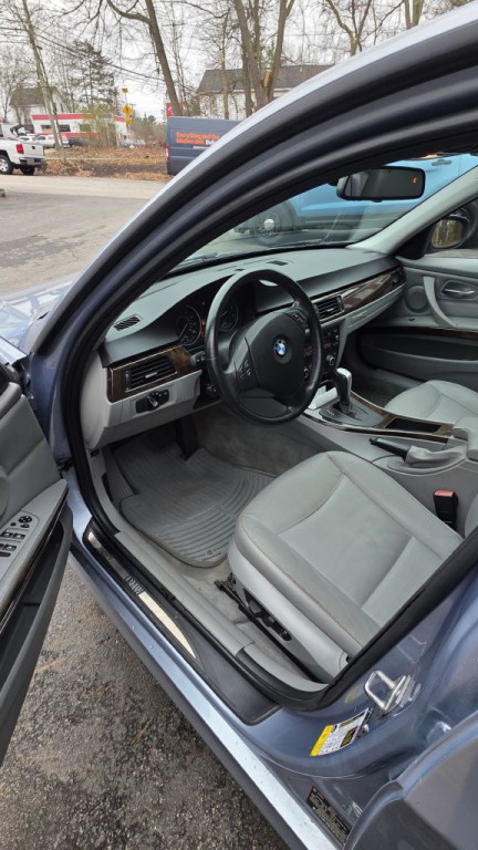 2011 BMW 3 Series Image 12