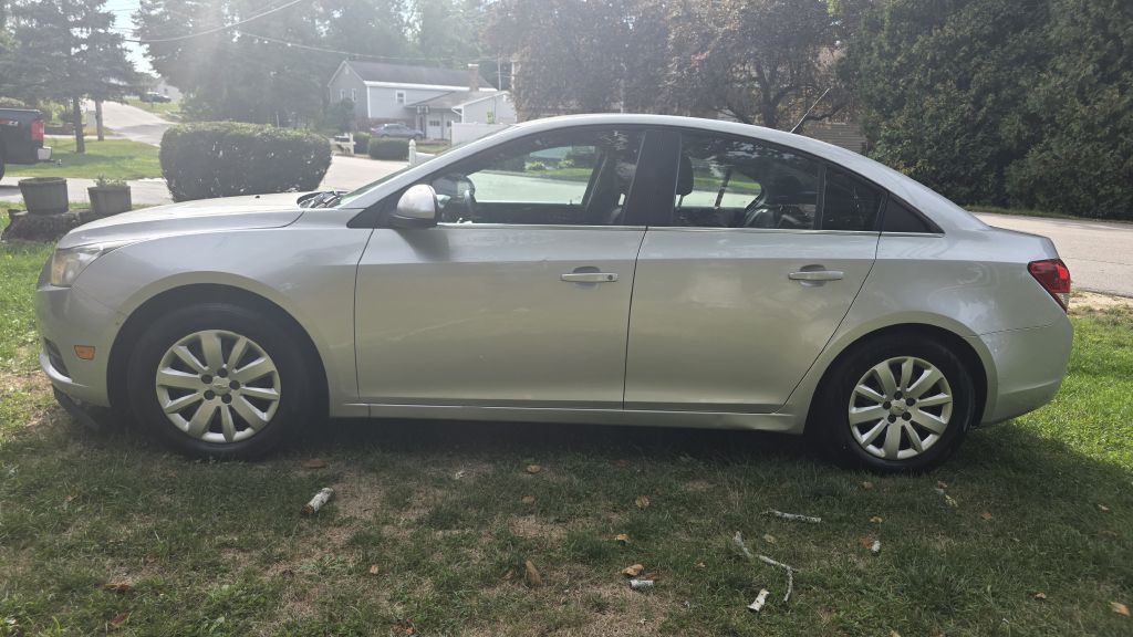 2011 Chevrolet Cruze Image 2