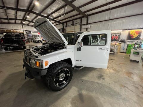 2009 HUMMER H3T Image 3