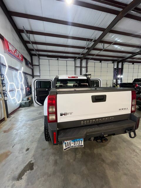 2009 HUMMER H3T Image 9