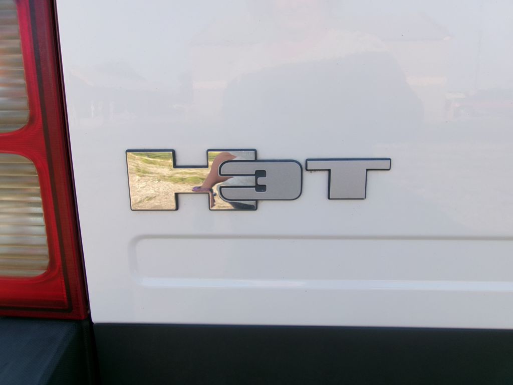 2009 HUMMER H3T Image 11