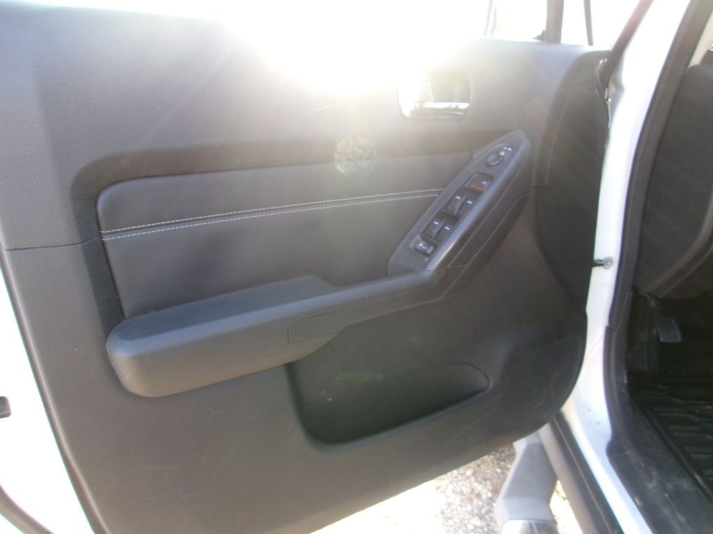 2009 HUMMER H3T Image 14