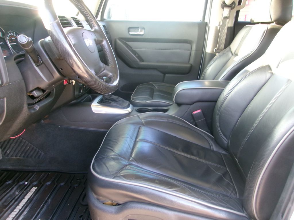 2009 HUMMER H3T Image 15