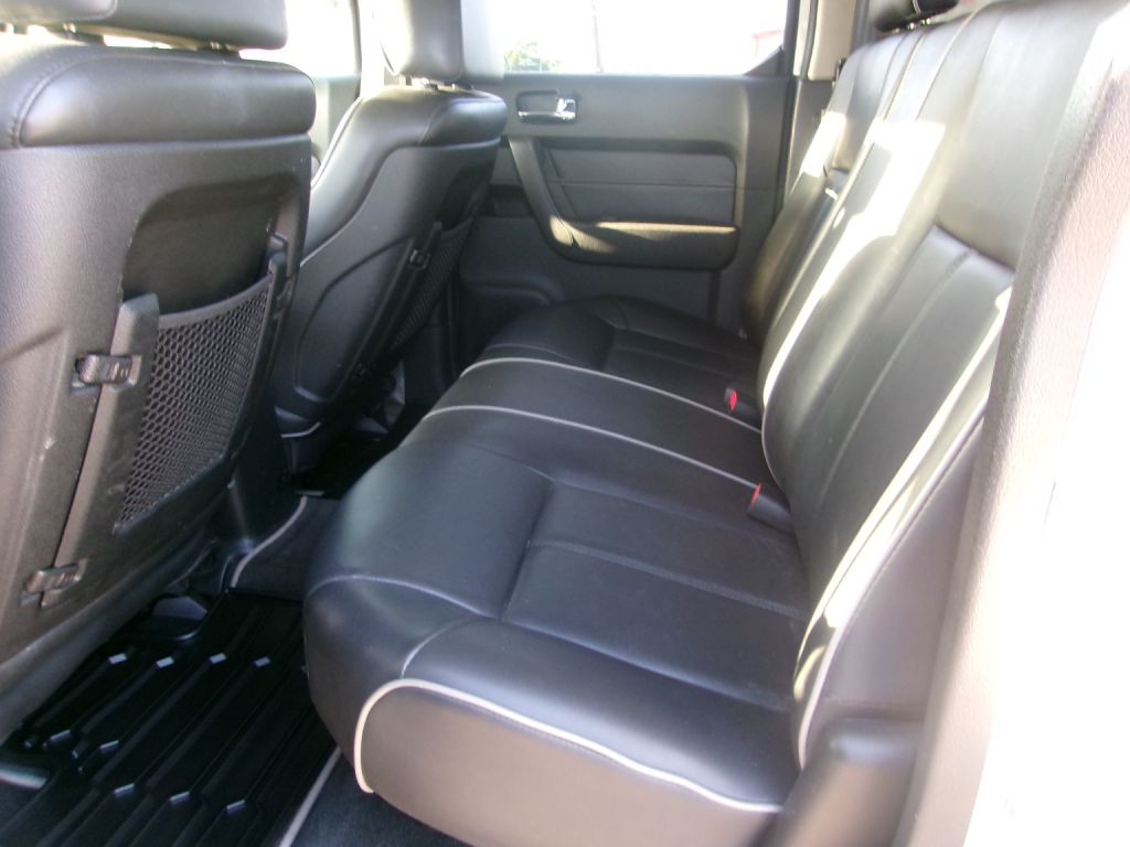 2009 HUMMER H3T Image 16