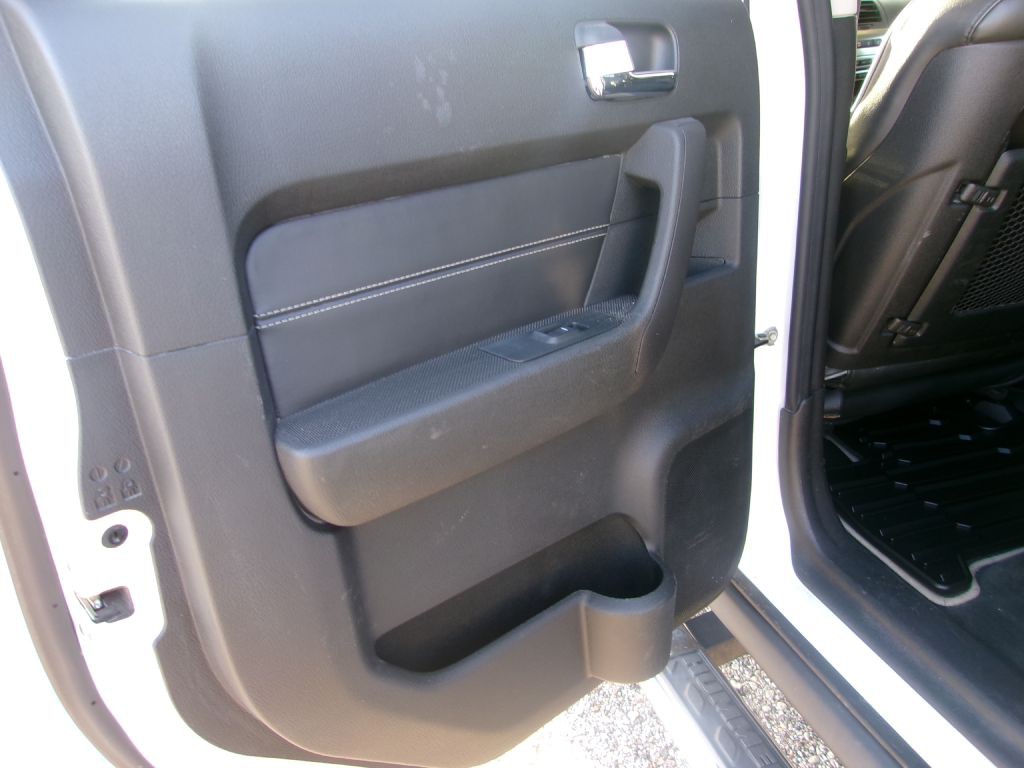 2009 HUMMER H3T Image 17