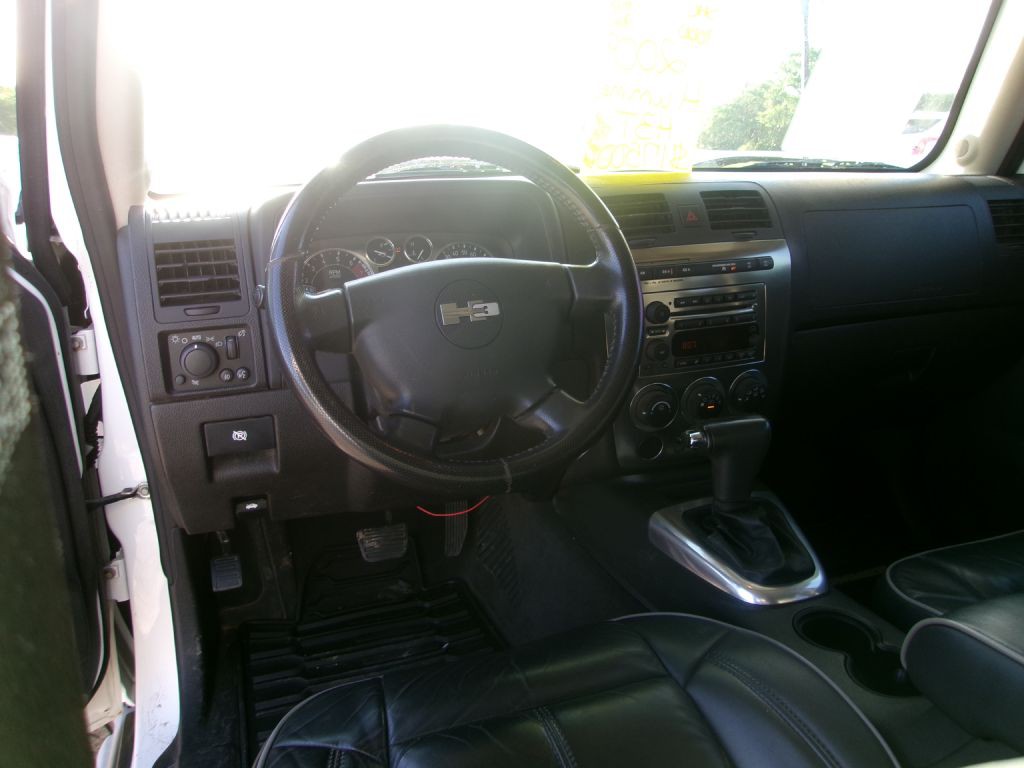 2009 HUMMER H3T Image 18