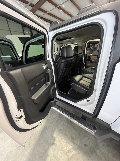 2009 HUMMER H3T Image 21