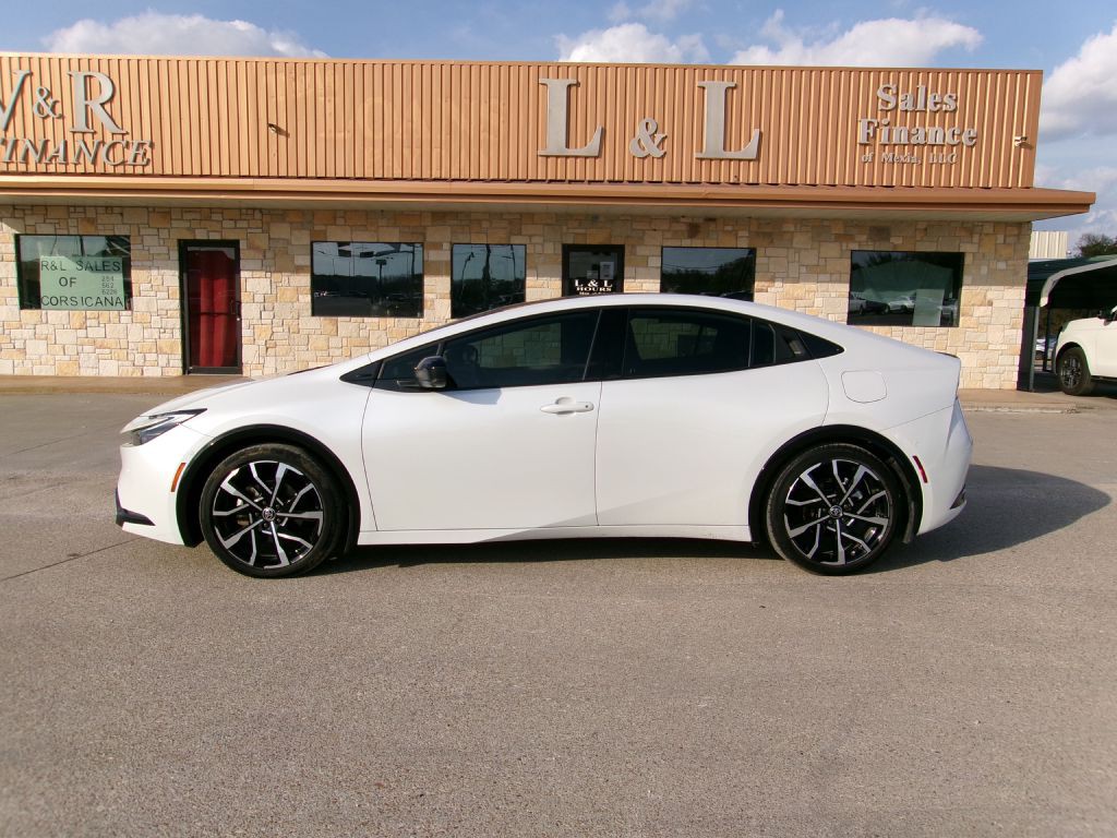 2024 Toyota Prius Image 1