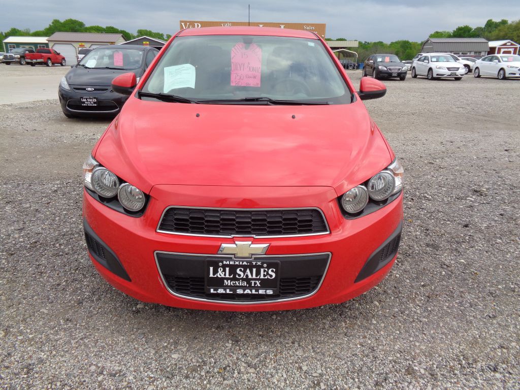 2015 Chevrolet Sonic Image 2