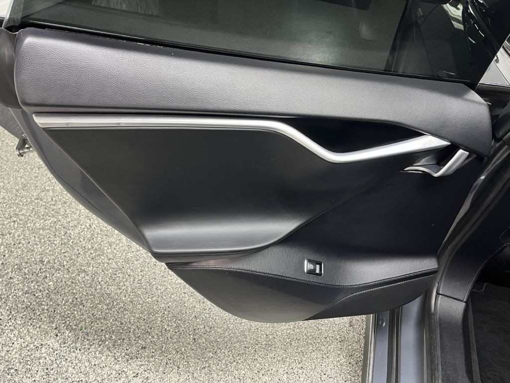 2013 Tesla Model S Image 18