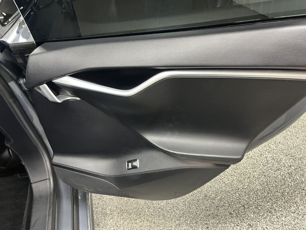 2013 Tesla Model S Image 22