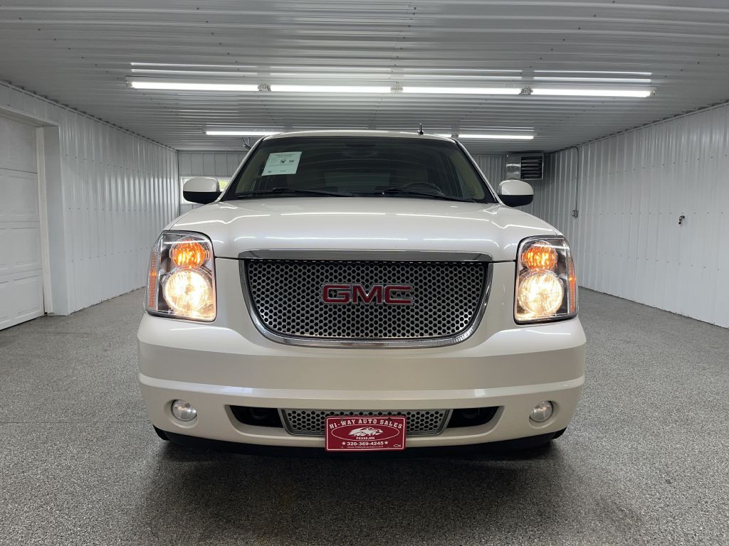 2011 GMC Yukon Image 2