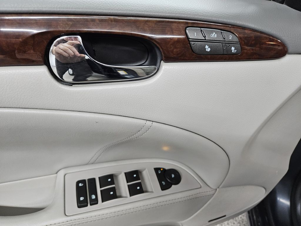 2011 Buick Lucerne Image 8