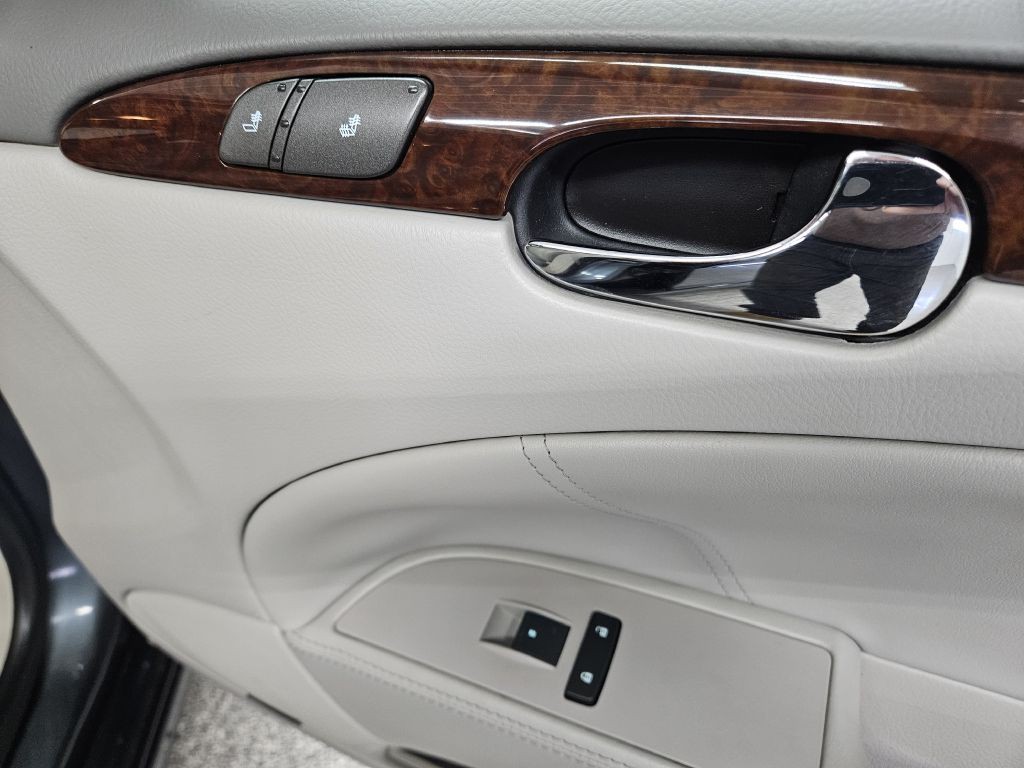 2011 Buick Lucerne Image 11
