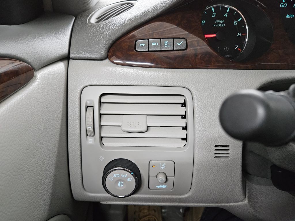 2011 Buick Lucerne Image 19
