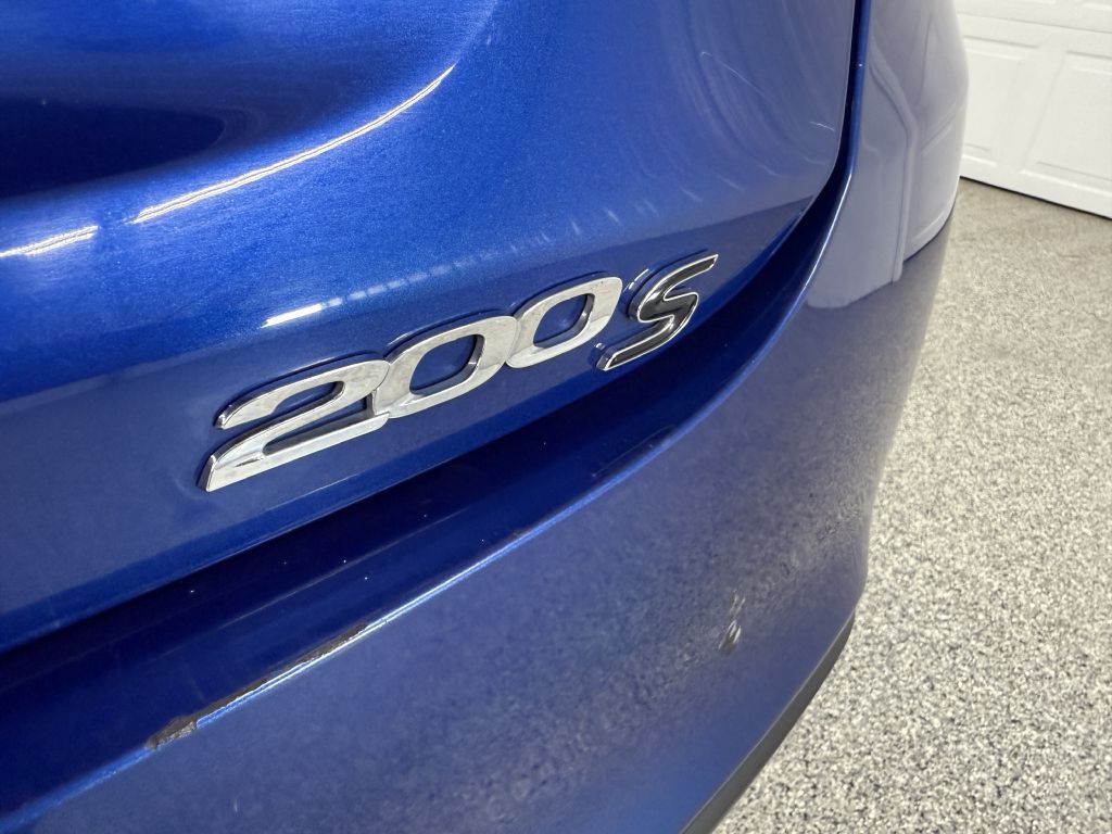 2015 Chrysler 200 Image 8