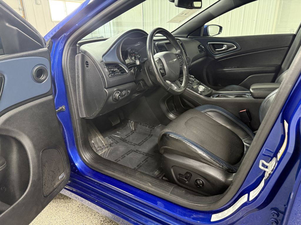 2015 Chrysler 200 Image 9