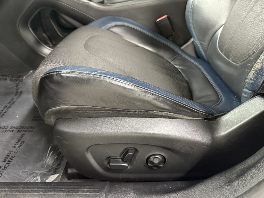 2015 Chrysler 200 Image 10