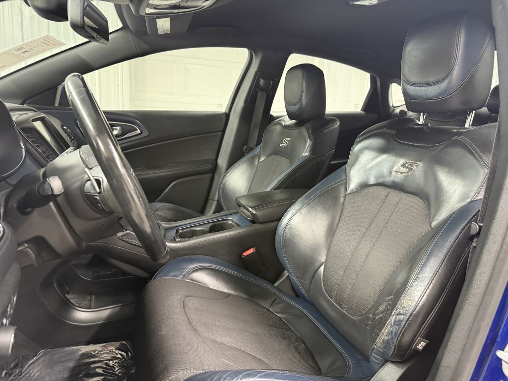 2015 Chrysler 200 Image 11