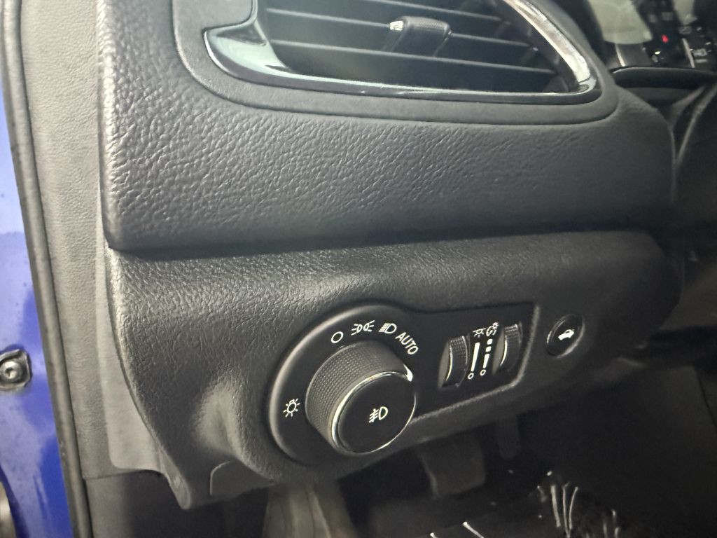 2015 Chrysler 200 Image 12
