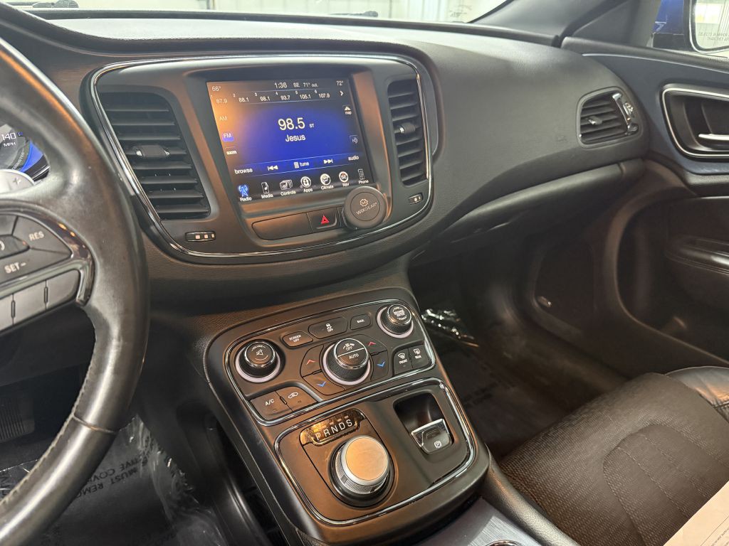 2015 Chrysler 200 Image 17