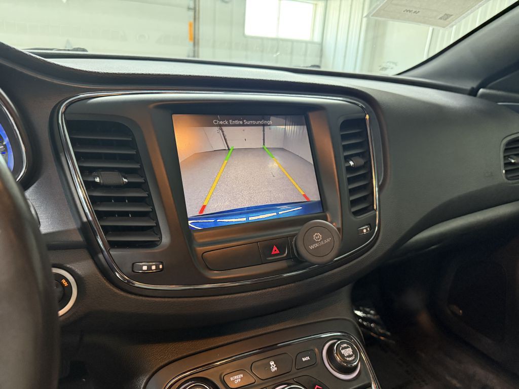 2015 Chrysler 200 Image 18