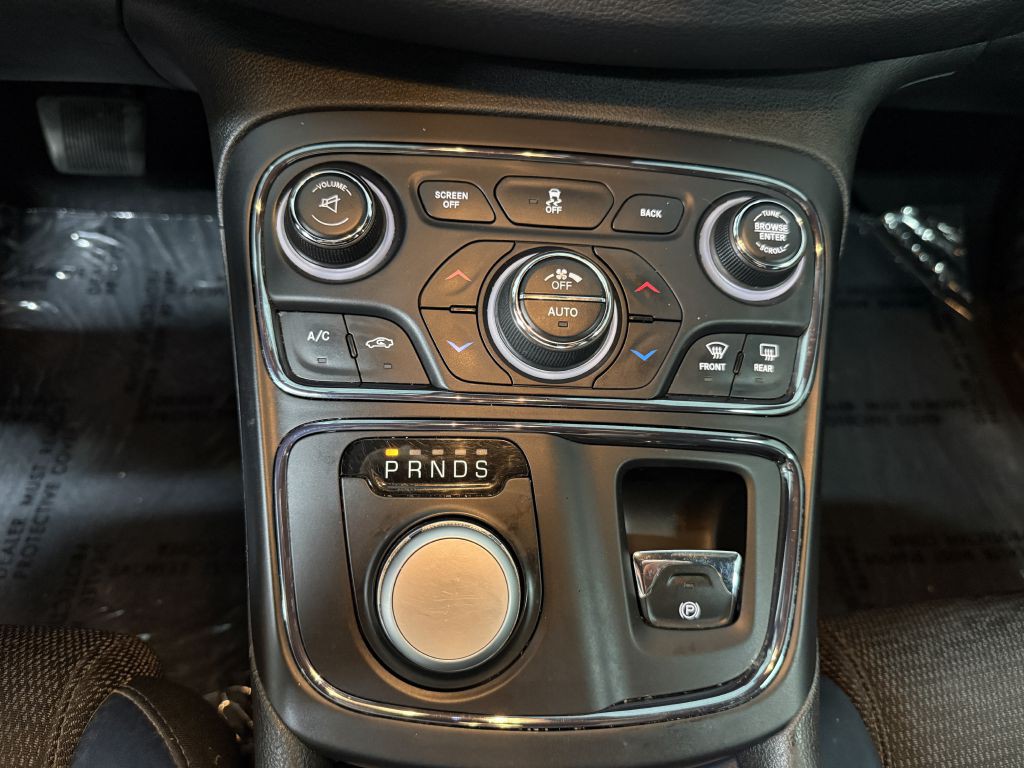 2015 Chrysler 200 Image 20