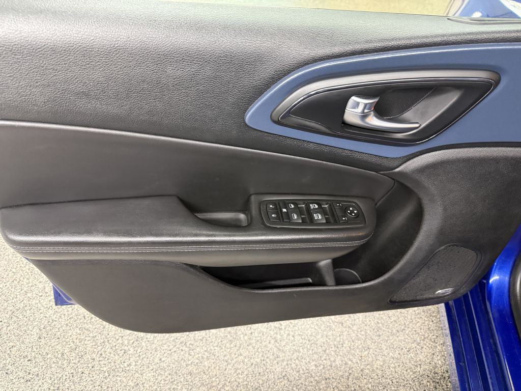 2015 Chrysler 200 Image 21