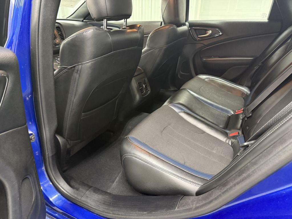 2015 Chrysler 200 Image 23