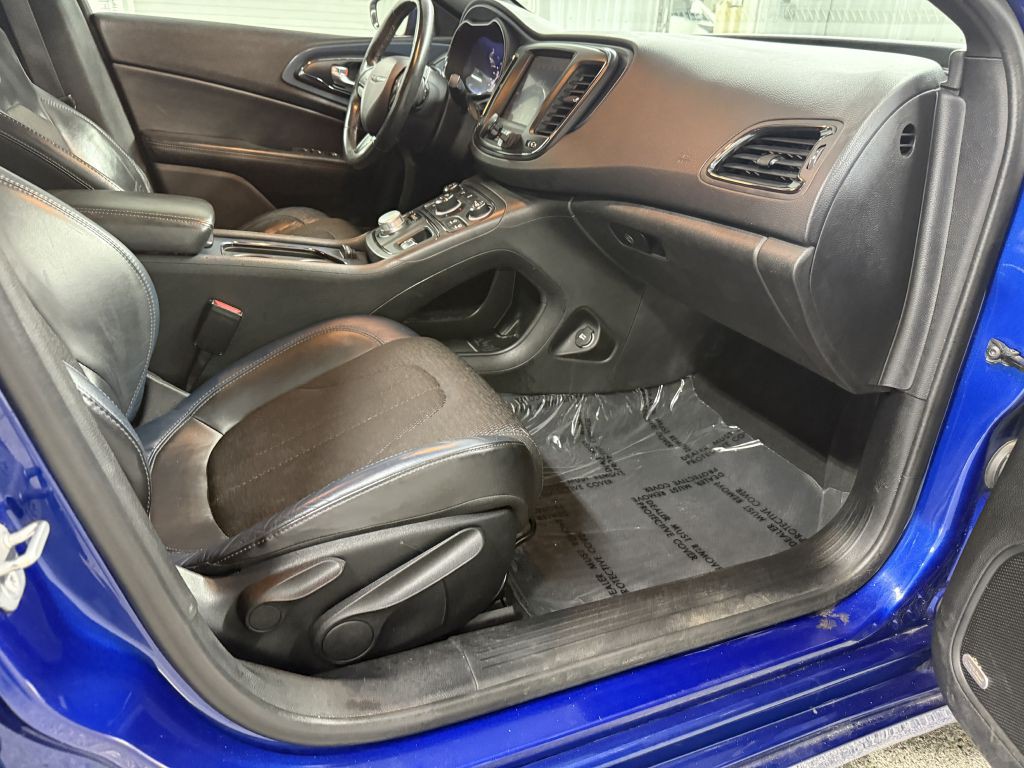 2015 Chrysler 200 Image 28
