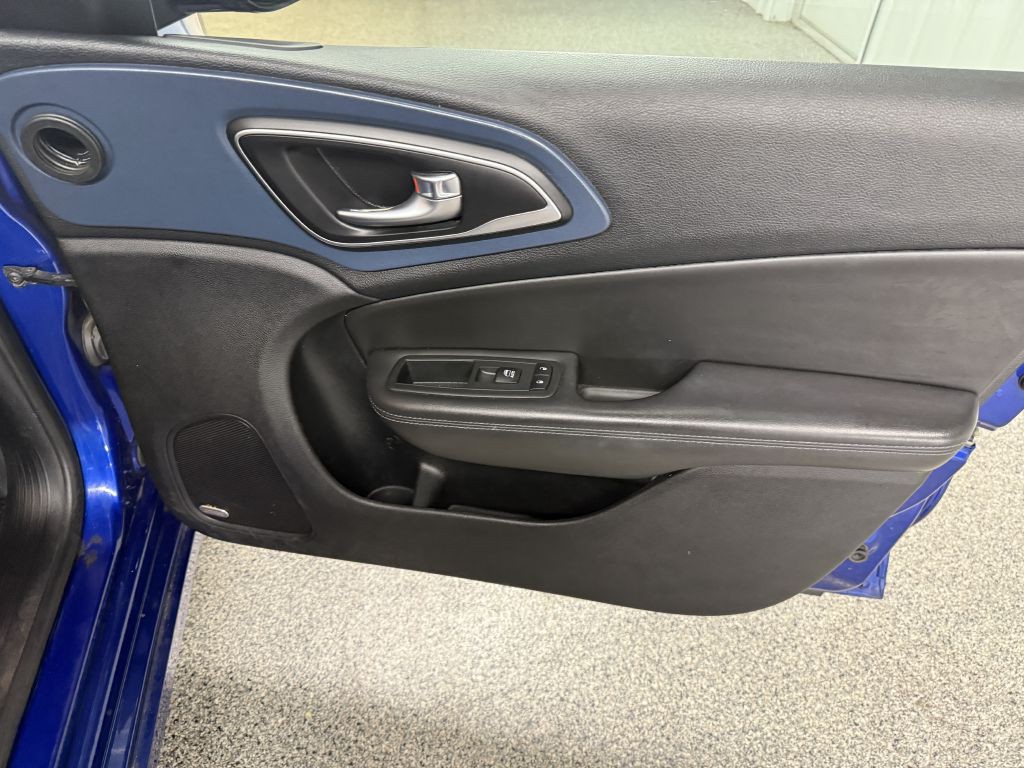 2015 Chrysler 200 Image 29
