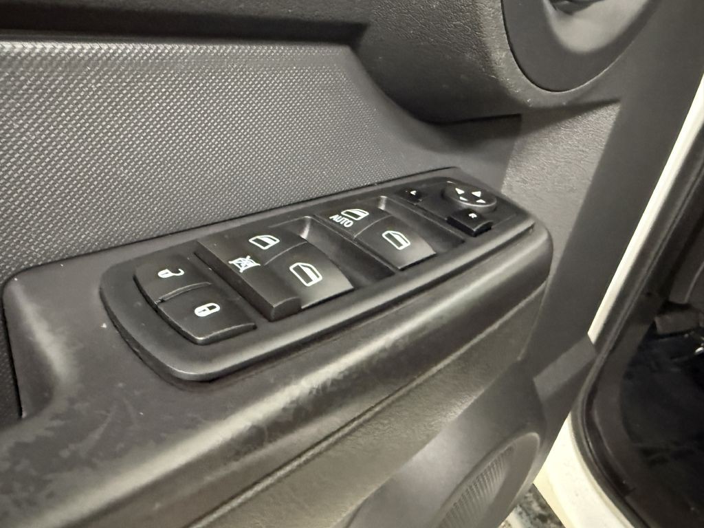 2011 Dodge Nitro Image 13