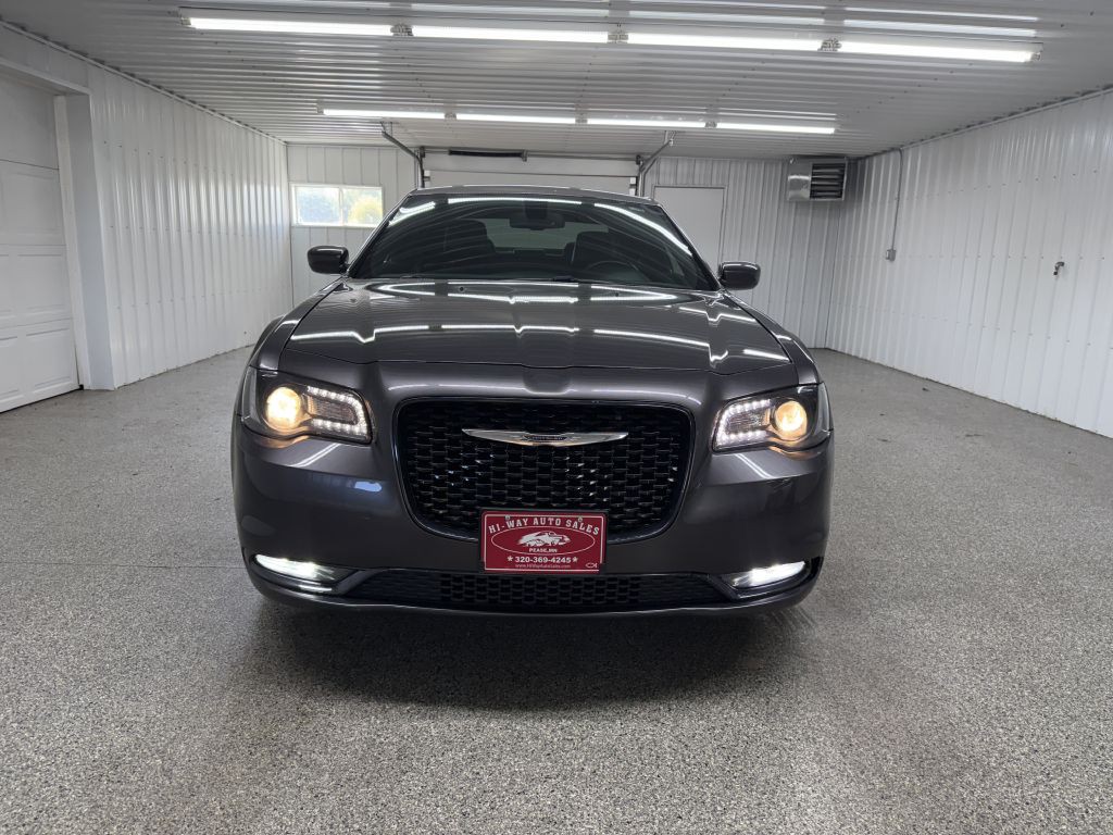 2016 Chrysler 300 Image 2