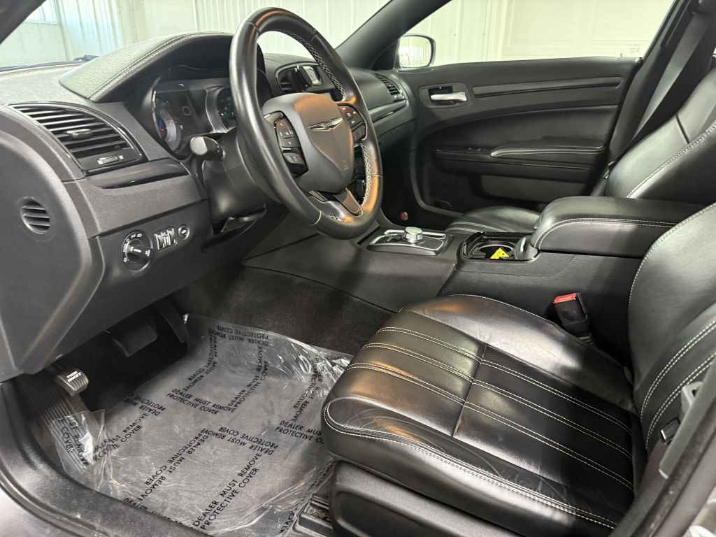 2016 Chrysler 300 Image 7