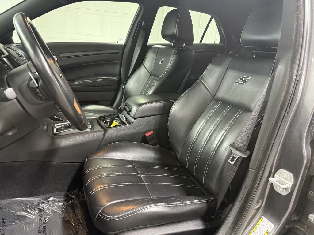 2016 Chrysler 300 Image 8