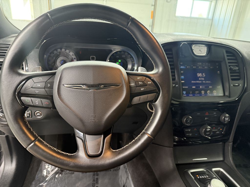 2016 Chrysler 300 Image 11