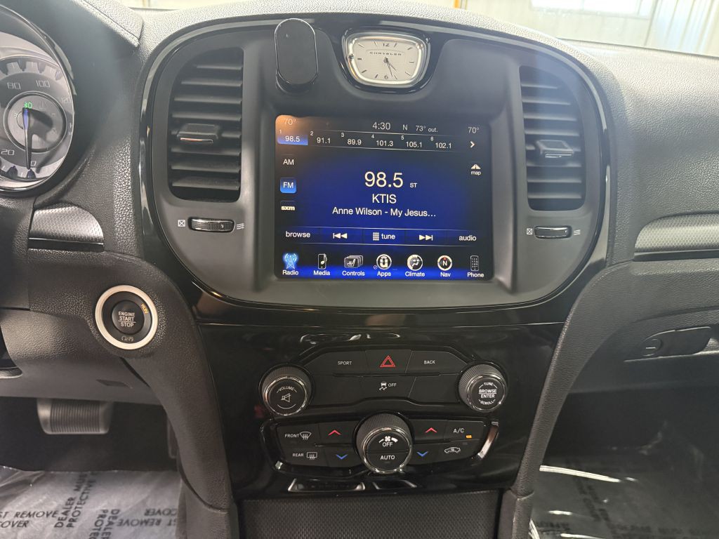 2016 Chrysler 300 Image 12