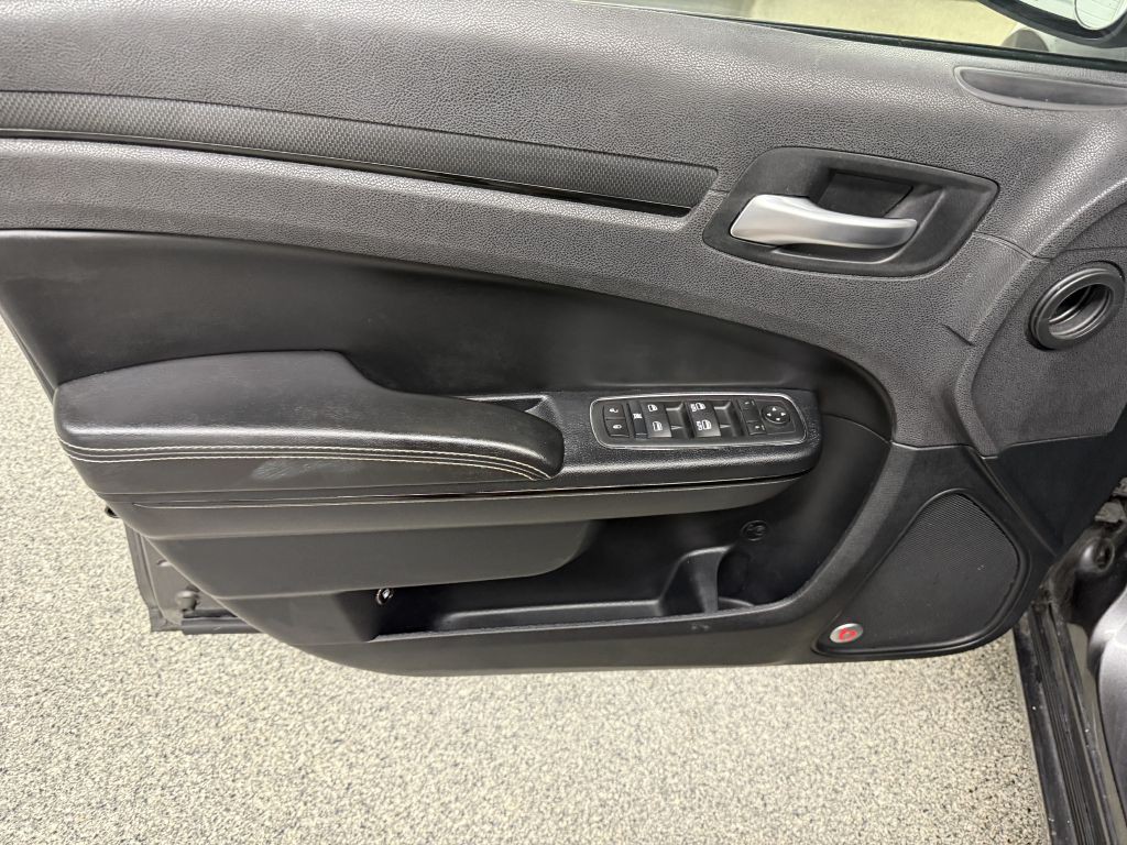 2016 Chrysler 300 Image 14