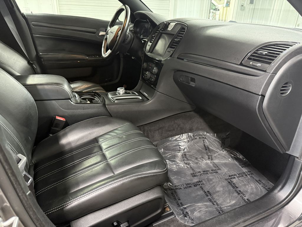 2016 Chrysler 300 Image 17