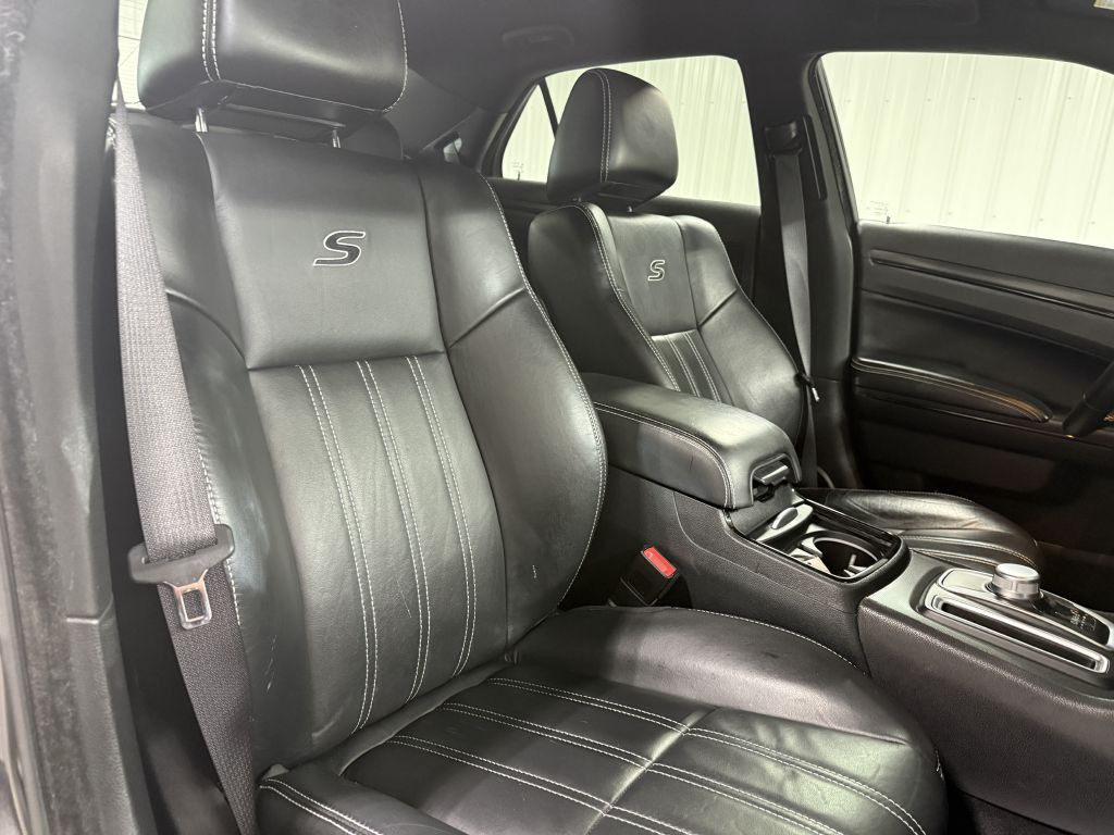 2016 Chrysler 300 Image 18
