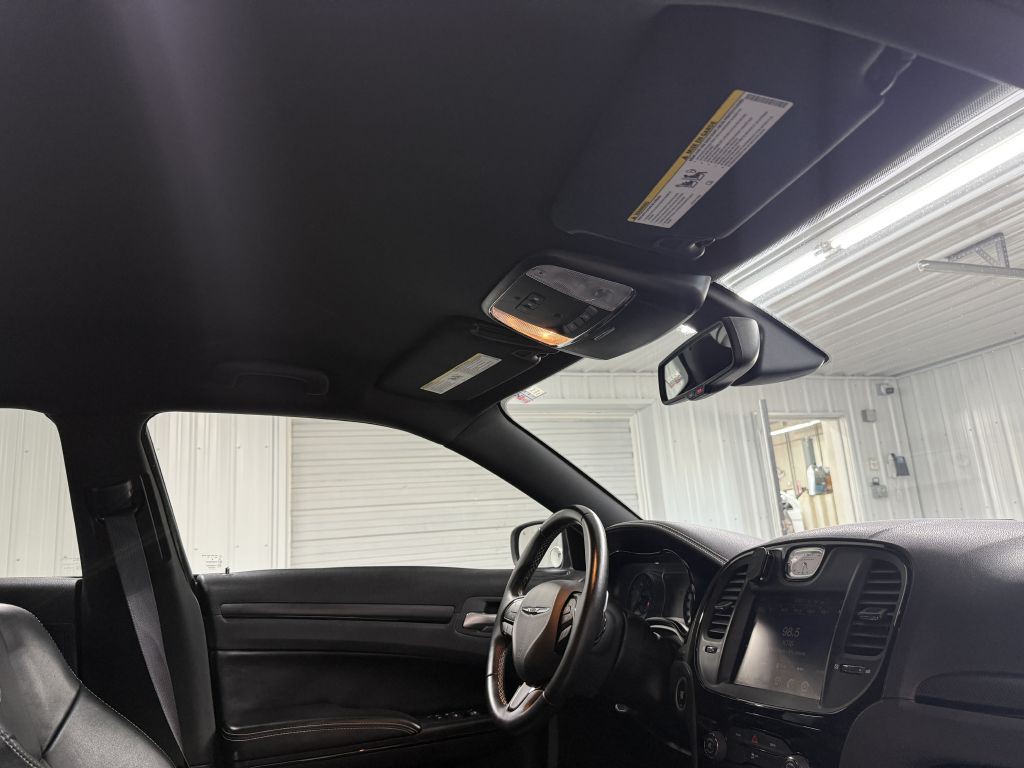 2016 Chrysler 300 Image 19