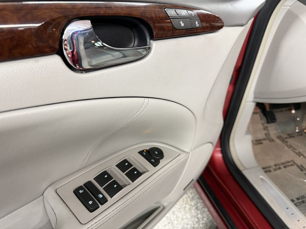 2010 Buick Lucerne Image 24