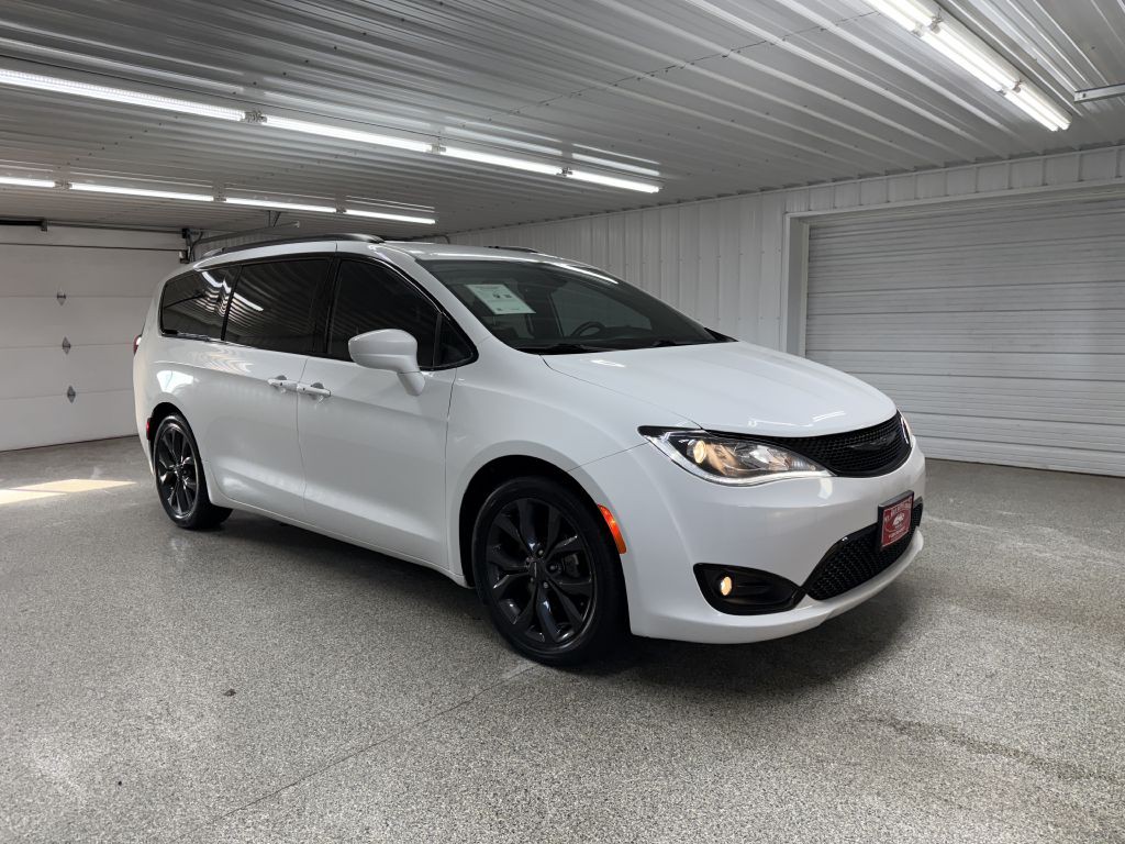 2018 Chrysler Pacifica Image 1
