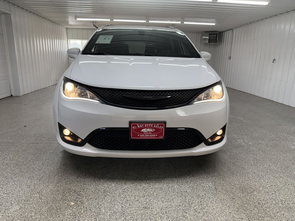 2018 Chrysler Pacifica Image 2