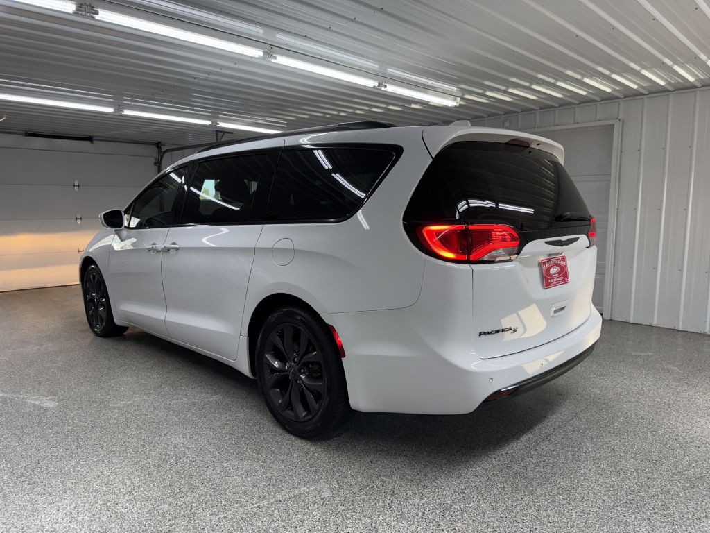 2018 Chrysler Pacifica Image 4