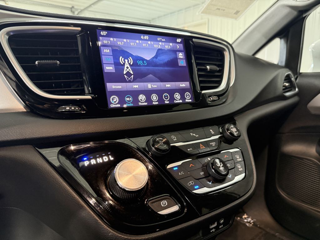 2018 Chrysler Pacifica Image 17