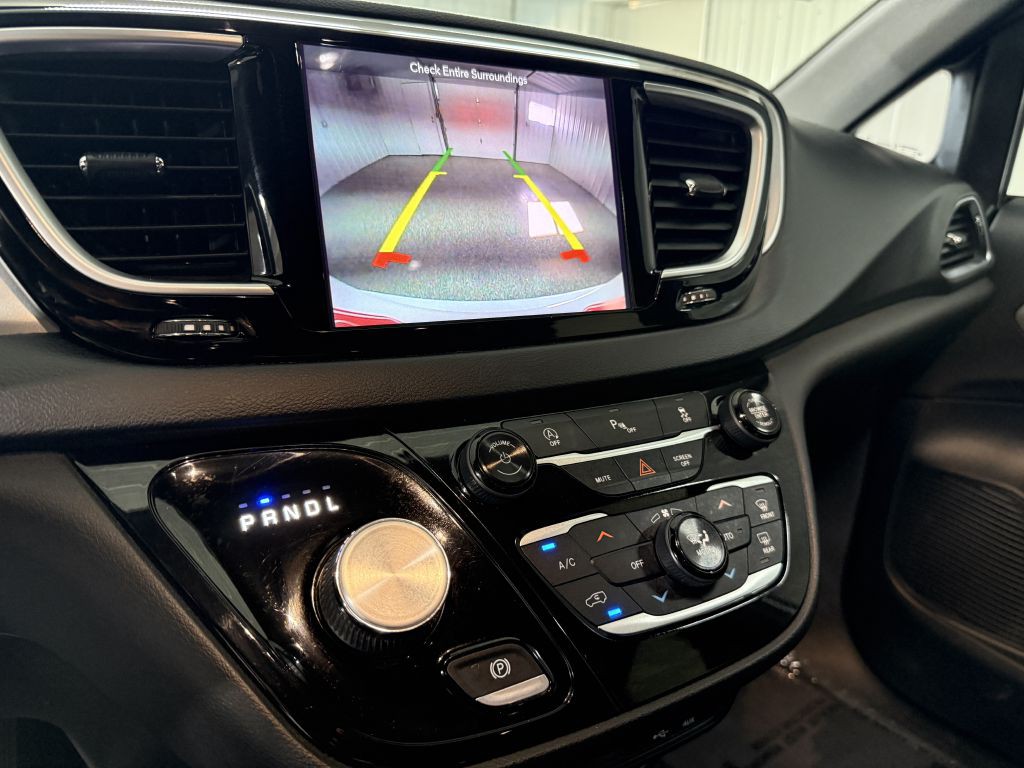 2018 Chrysler Pacifica Image 18